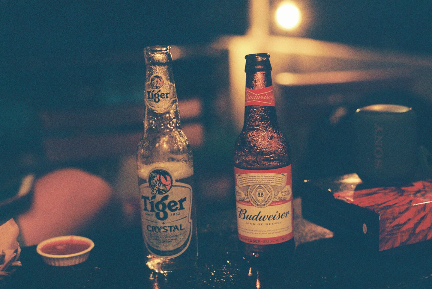 Bia Sài Gòn: Cùng nhau thưởng thức hương vị đặc trưng của Bia Sài Gòn - món ăn uống không thể thiếu khi đến Việt Nam. Hãy đón xem hình ảnh tuyệt đẹp của ly bia Sài Gòn đầy màu sắc và hấp dẫn này.