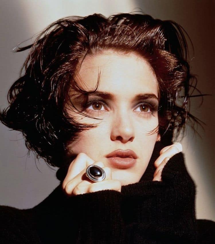 Winona Ryder Cô ấy thuộc về kiểu càng ngắm nhìn càng thấy tràn đầy năng lượng một cách thần kỳ. Cô ấy xinh đẹp một cách trong veo và ở thần thái toát lên sự lém lỉnh, tinh nghịch